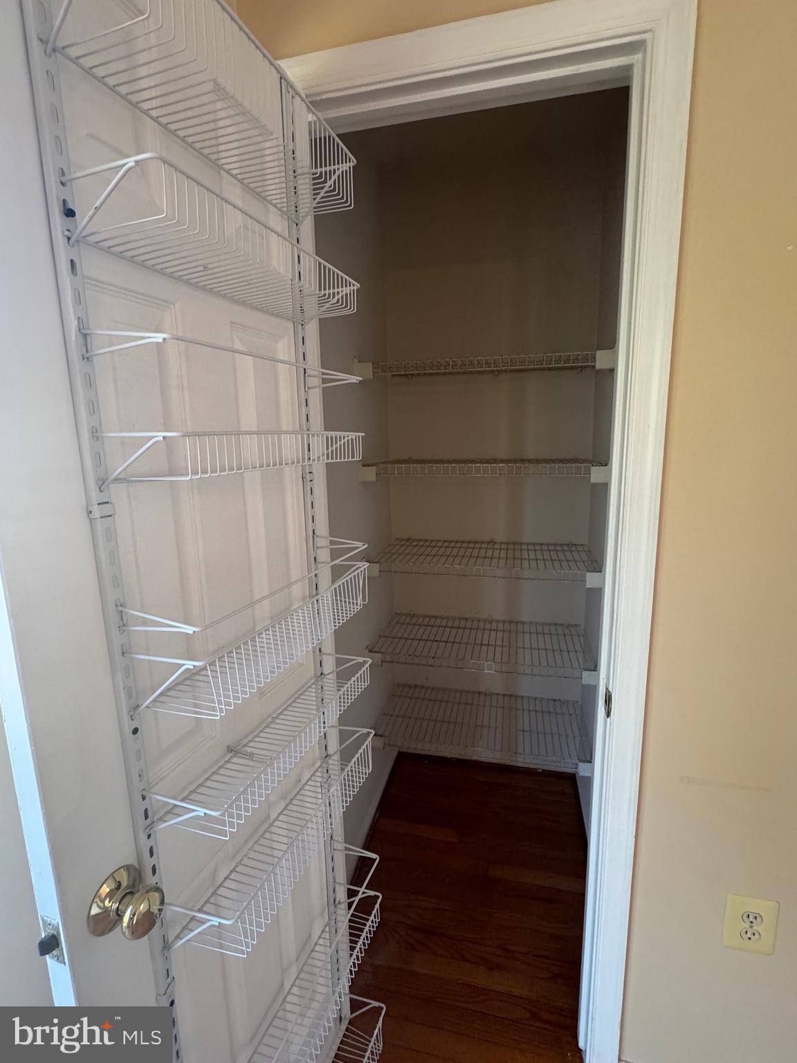 10424 Bermuda Lane Manassas, VA 20109 - Photo 9 of 32 a bathroom with a glass door shower
