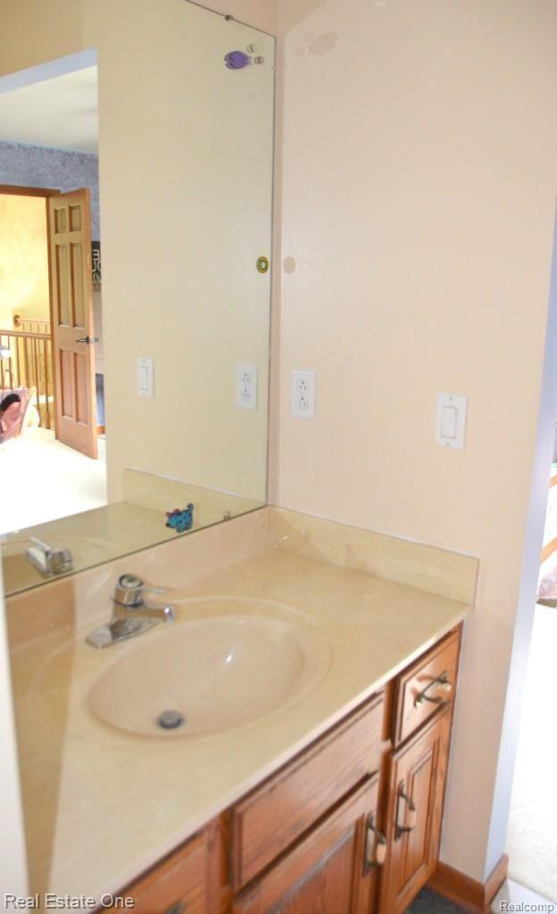 8032 Woodview Road Clarkston, MI 48348 - Photo 41 of 54 JACK & JILL FULL BATH