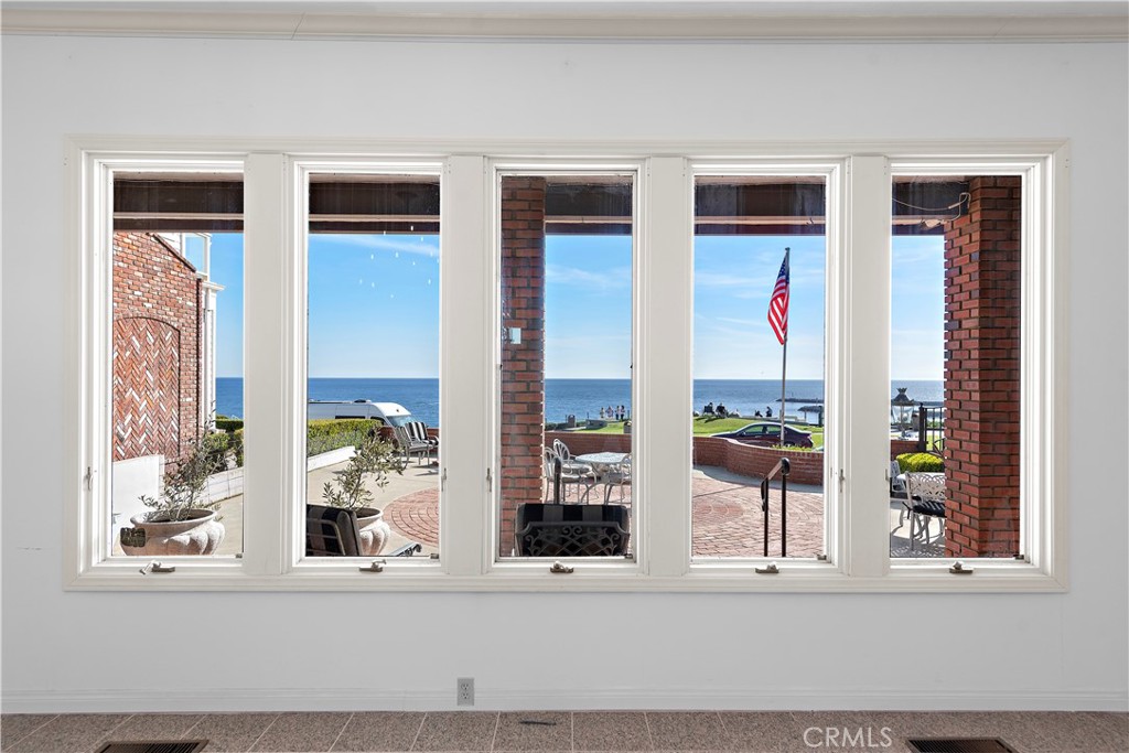3516 Ocean Boulevard Corona del Mar, CA 92625 - Photo 8 of 42 Living Room view