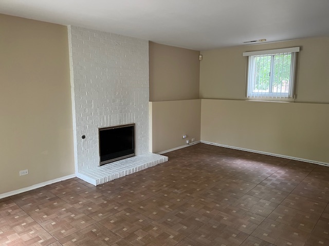 107 Horatio Boulevard Buffalo Grove, IL 60089 - Photo 14 of 27 an empty room with windows