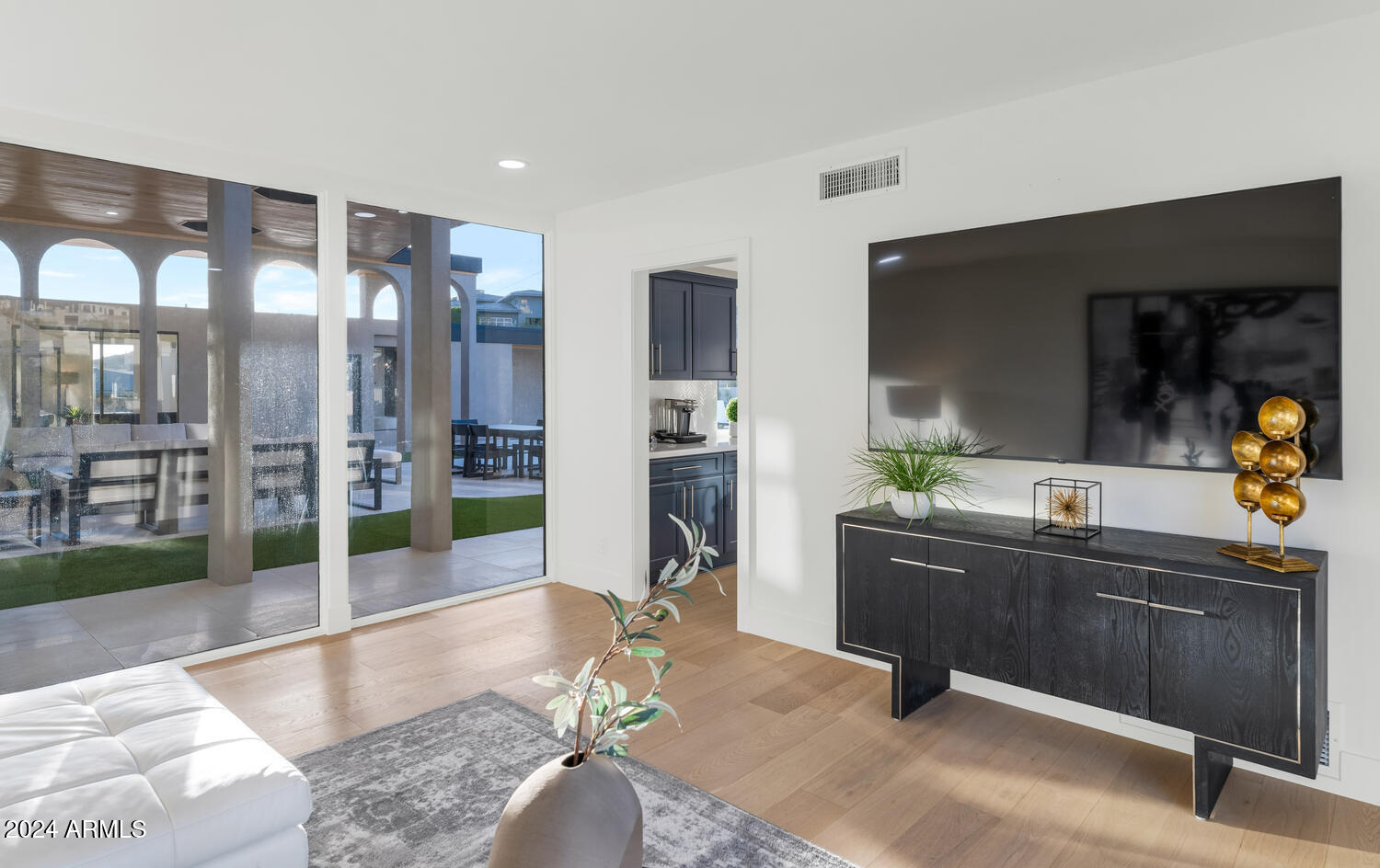 6664 North 40th Street Paradise Valley, AZ 85253 - Photo 13 of 36 a room with lots of counter top space