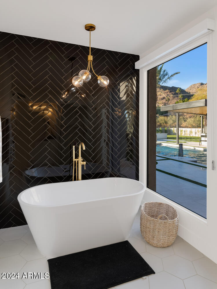 6664 North 40th Street Paradise Valley, AZ 85253 - Photo 20 of 36 a bathroom with a bathtub