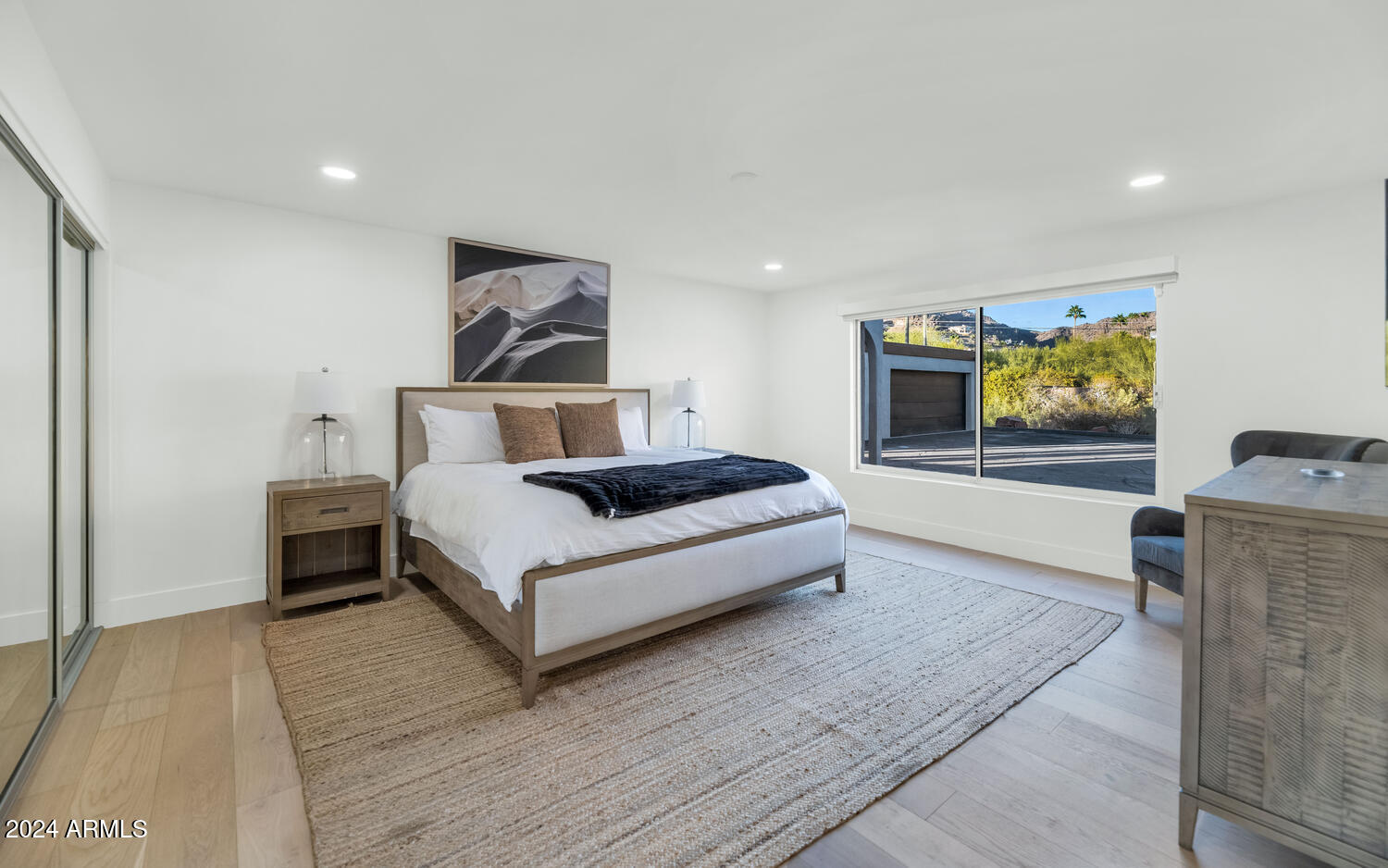 6664 North 40th Street Paradise Valley, AZ 85253 - Photo 22 of 36 a living room with furniture and a flat screen tv
