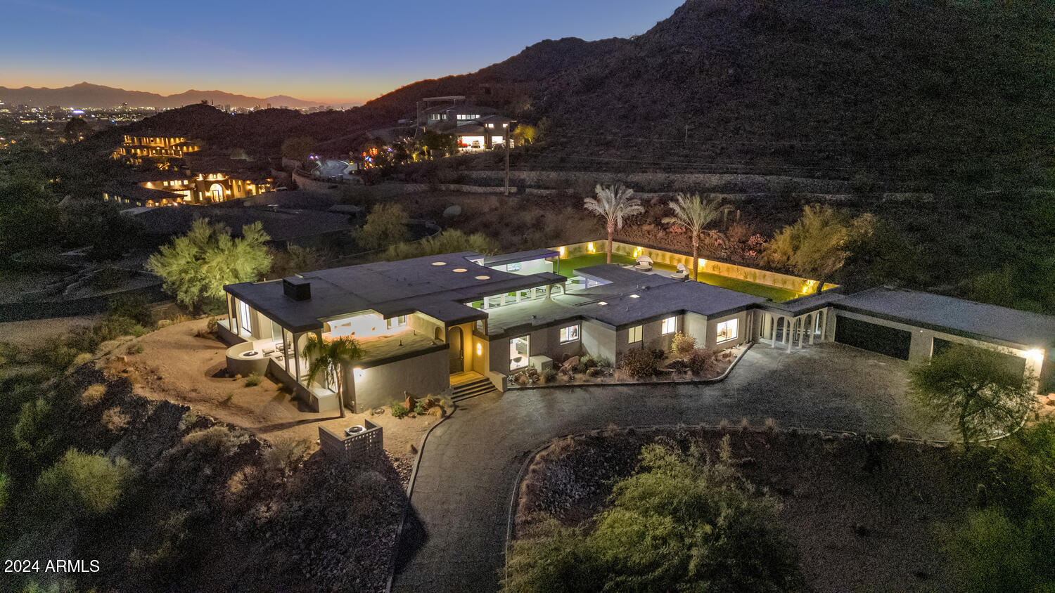6664 North 40th Street Paradise Valley, AZ 85253 - Photo 36 of 36 a view of balcony with two chairs and a potted plant