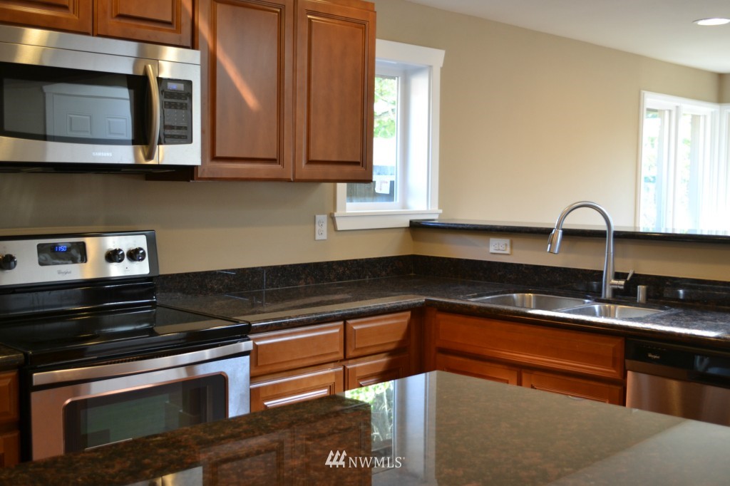 277 Thomas Avenue Southwest Renton, WA 98057 - Photo 3 of 12