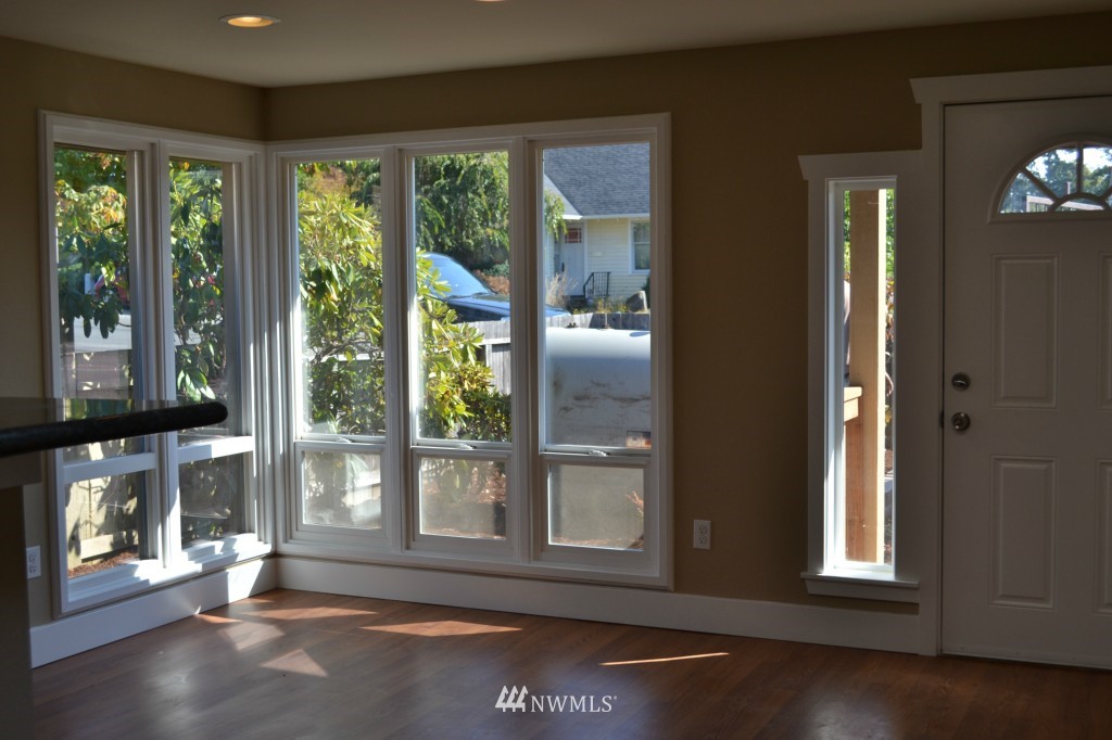 277 Thomas Avenue Southwest Renton, WA 98057 - Photo 5 of 12