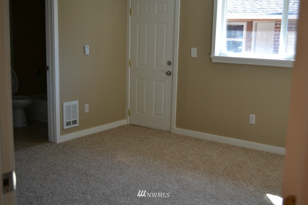 277 Thomas Avenue Southwest Renton, WA 98057 - Photo 8 of 12