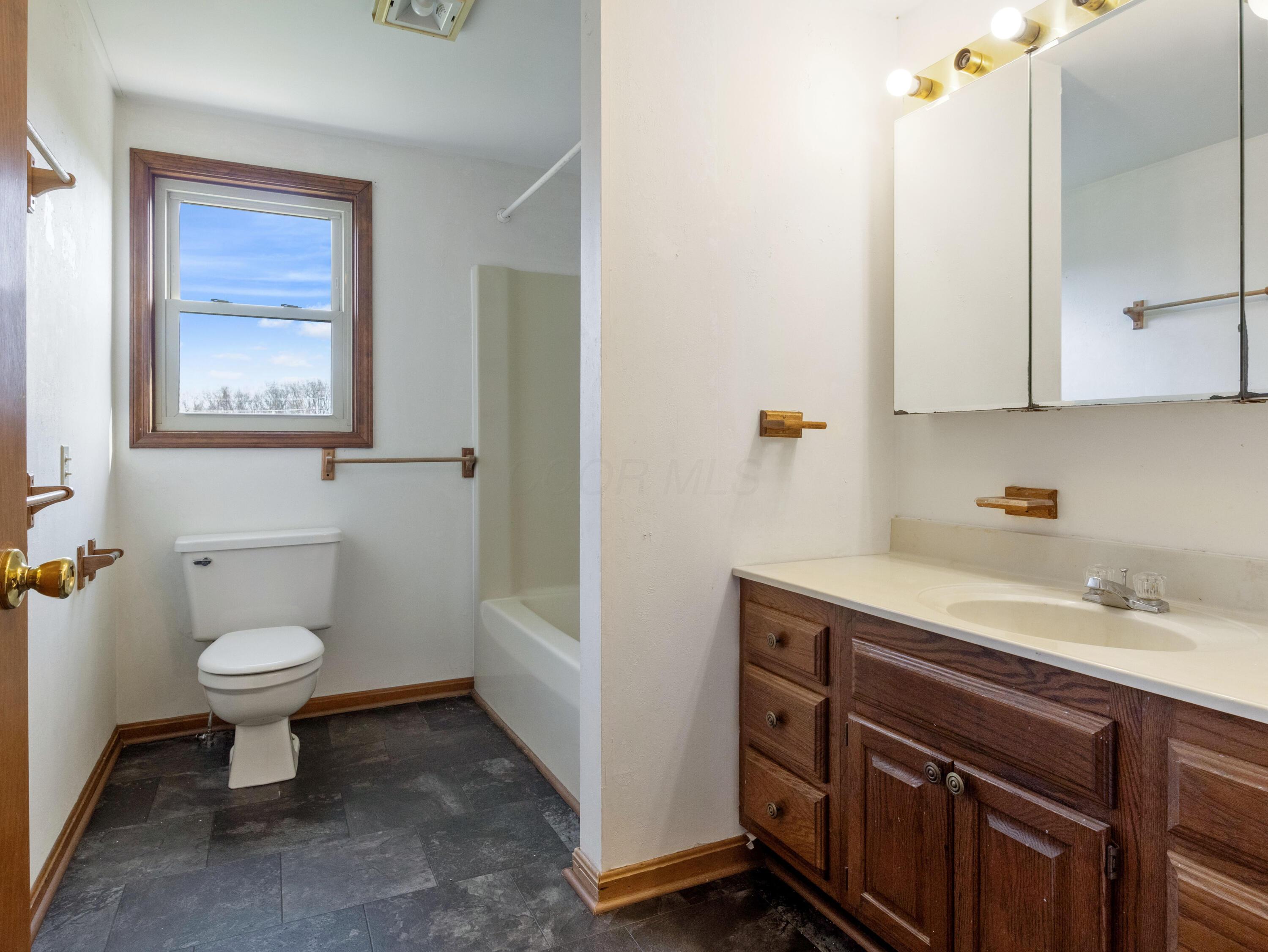 435 West County Line Road Springfield, OH 45502 - Photo 20 of 33 upstairs Bathroom