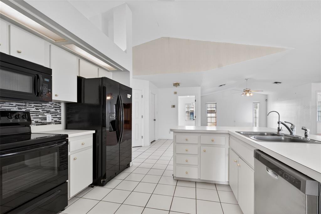 8211 Rangers Path Lakeland, FL 33809 - Photo 9 of 20