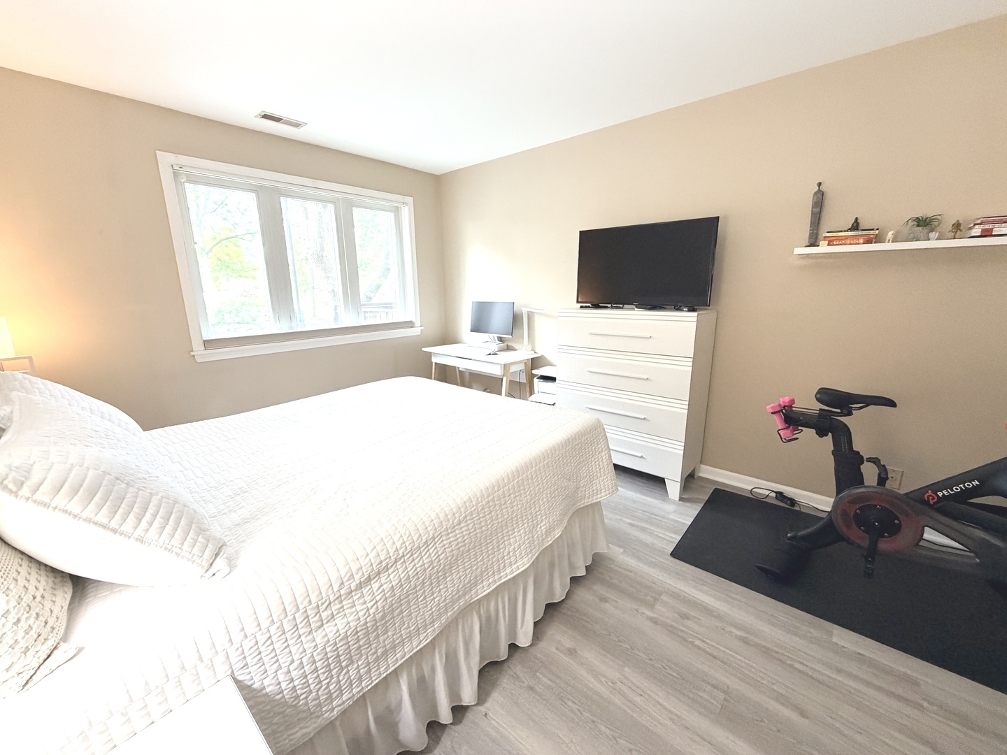 300 East Dundee Road, Unit 102A Buffalo Grove, IL 60089 - Photo 17 of 27 a spacious bedroom with a bed and a flat screen tv
