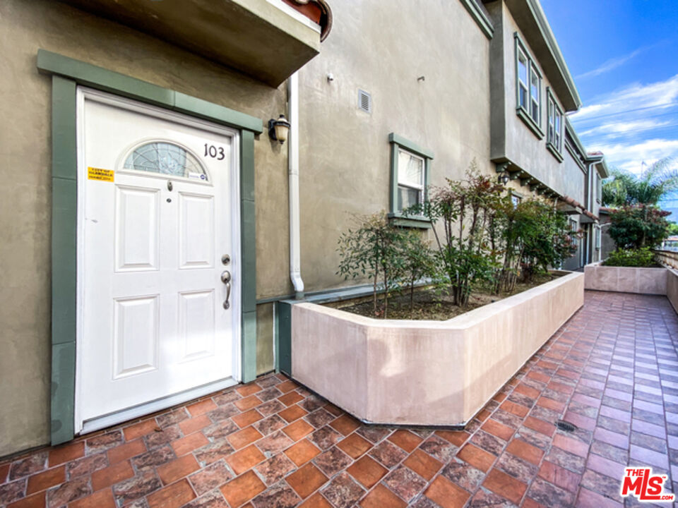 904 East Windsor Road, Unit 103 Glendale, CA 91205 - Photo 2 of 18 a view of a bathtub in the corridor