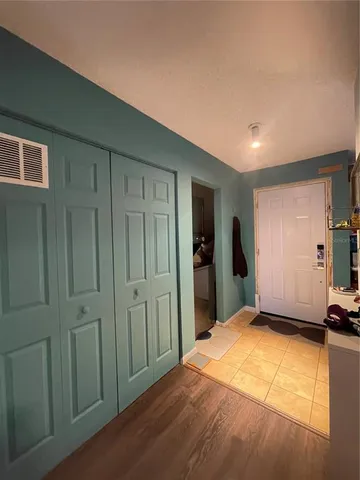 a view of a livingroom with a garage