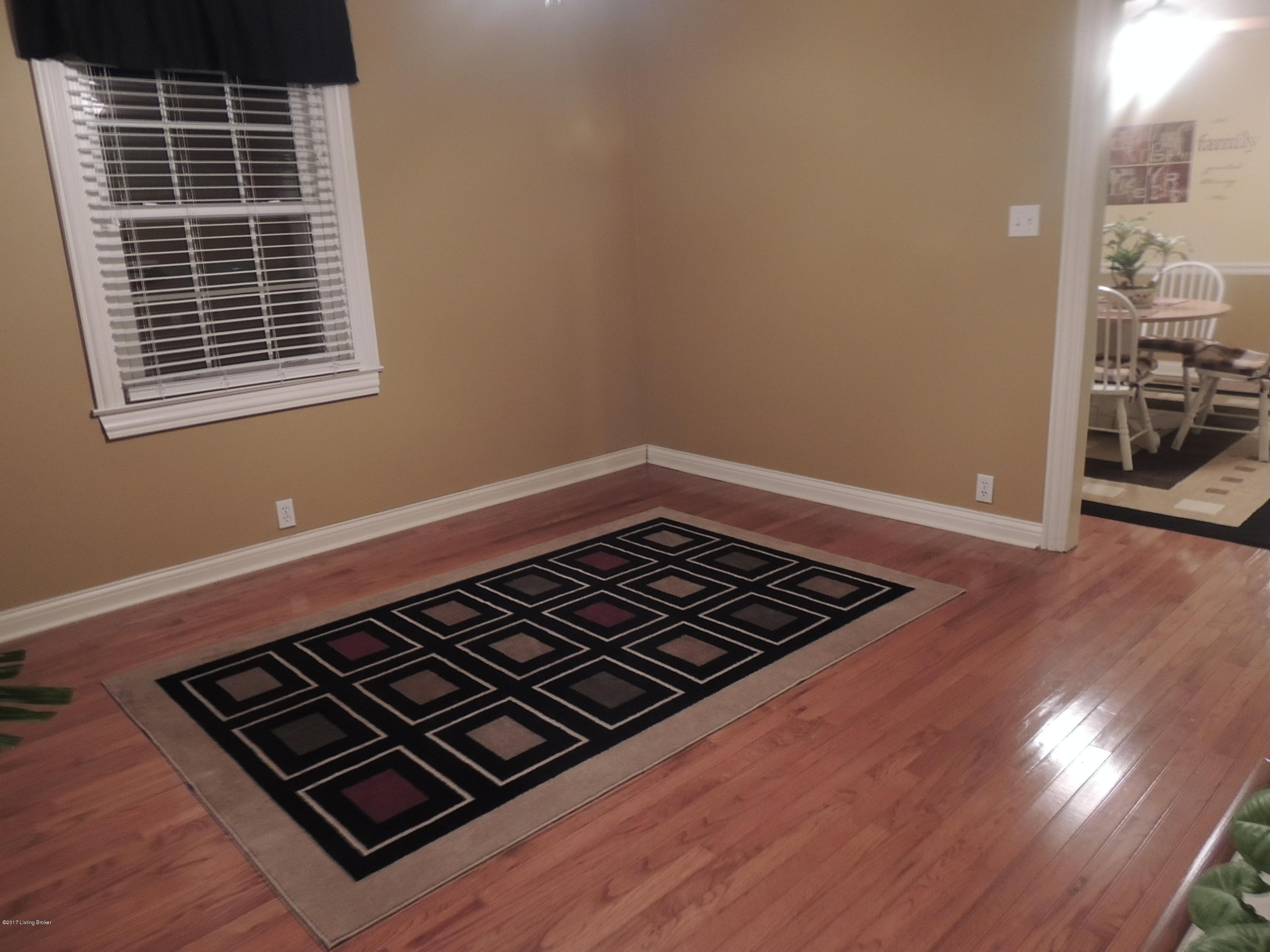 146 Riverside Drive Bloomfield, KY 40008 - Photo 5 of 33 Living Room