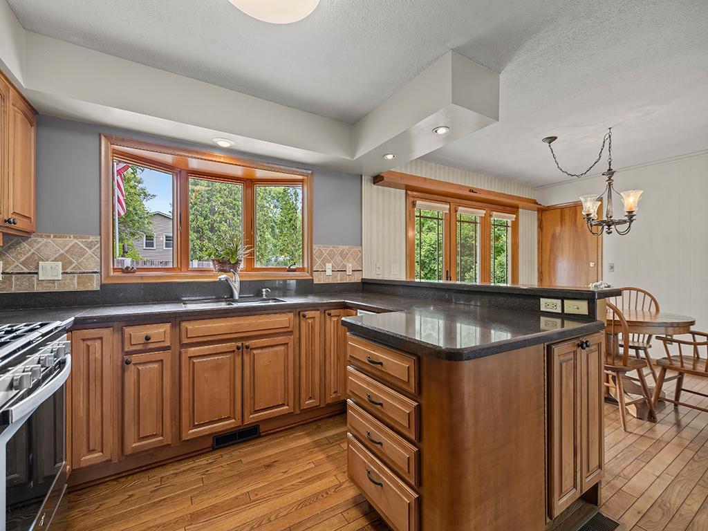 9744 Oxborough Road Bloomington, MN 55437 - Photo 11 of 57