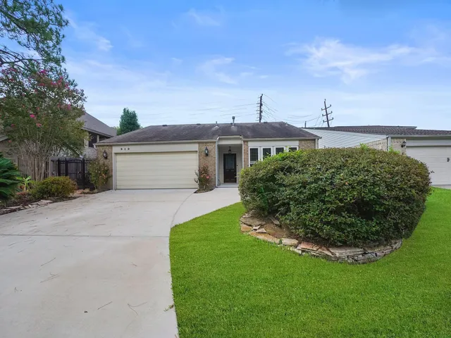 $425,000 | 910 Enclave Parkway, Houston, TX 77077