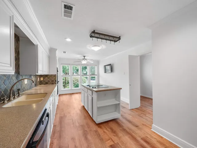 $425,000 | 910 Enclave Parkway, Houston, TX 77077