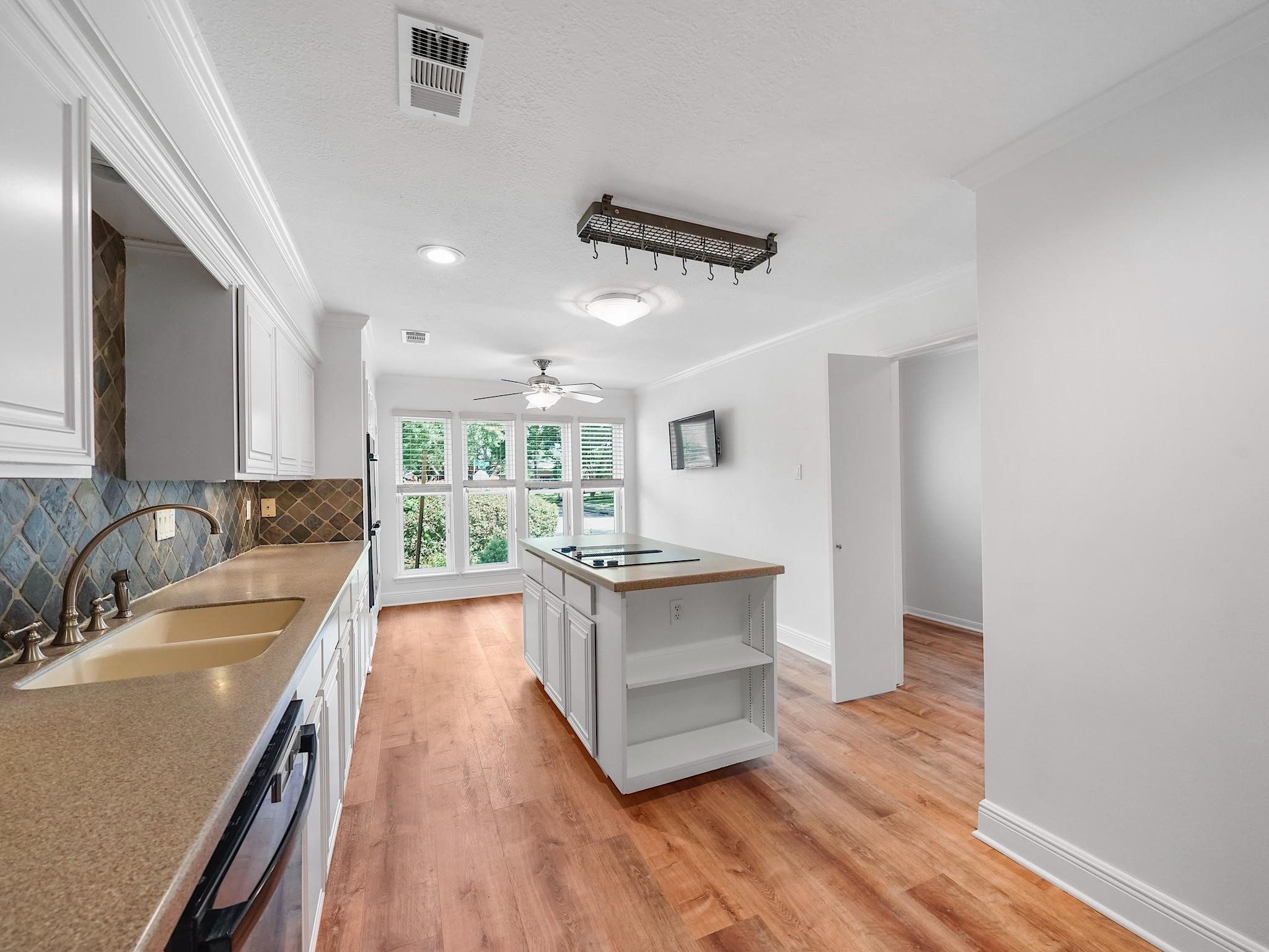 910 Enclave Parkway Houston, TX 77077 - Photo 12 of 42 Plenty of cabinets maximize functionality for everyday living.