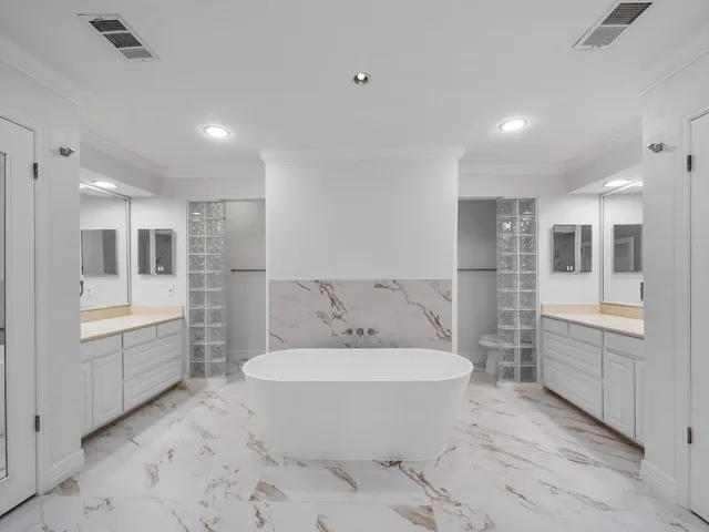 $425,000 | 910 Enclave Parkway, Houston, TX 77077