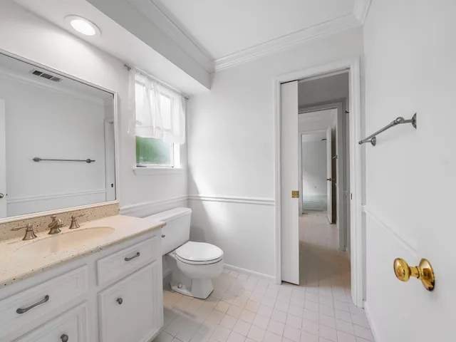 $425,000 | 910 Enclave Parkway, Houston, TX 77077