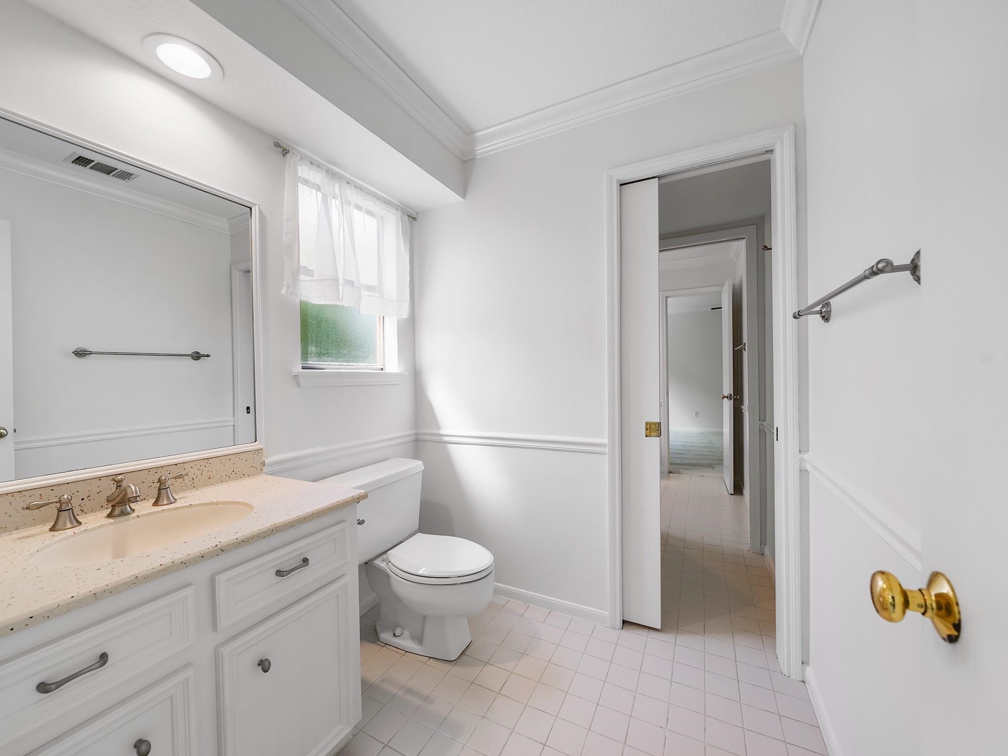 910 Enclave Parkway Houston, TX 77077 - Photo 31 of 42 Crisp full bath serving the upstairs bedrooms.