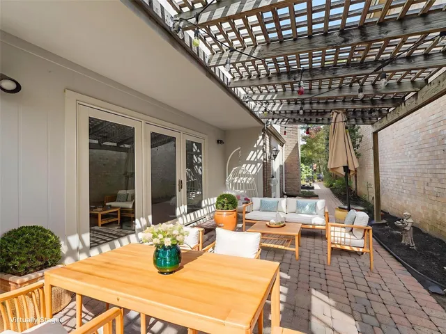 $425,000 | 910 Enclave Parkway, Houston, TX 77077