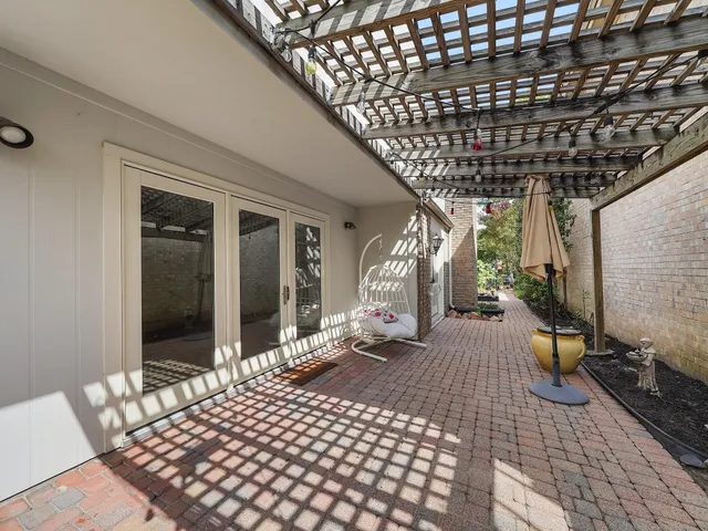 $425,000 | 910 Enclave Parkway, Houston, TX 77077