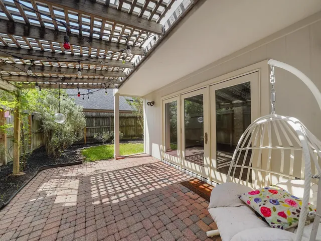 $425,000 | 910 Enclave Parkway, Houston, TX 77077