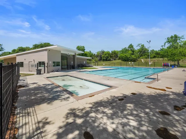 $425,000 | 910 Enclave Parkway, Houston, TX 77077