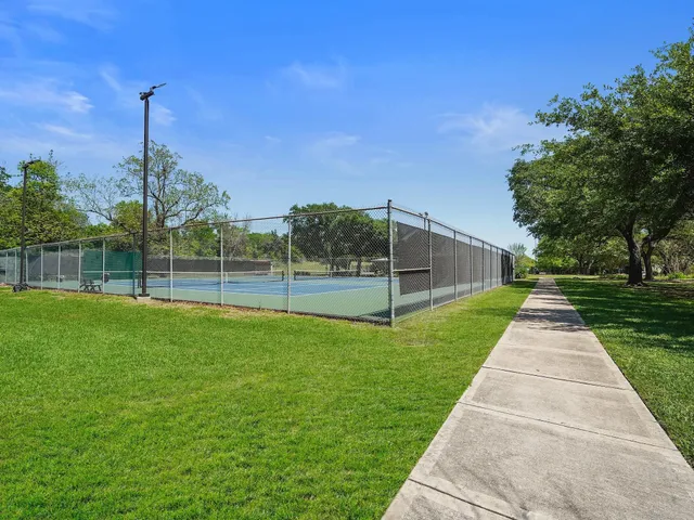 $425,000 | 910 Enclave Parkway, Houston, TX 77077