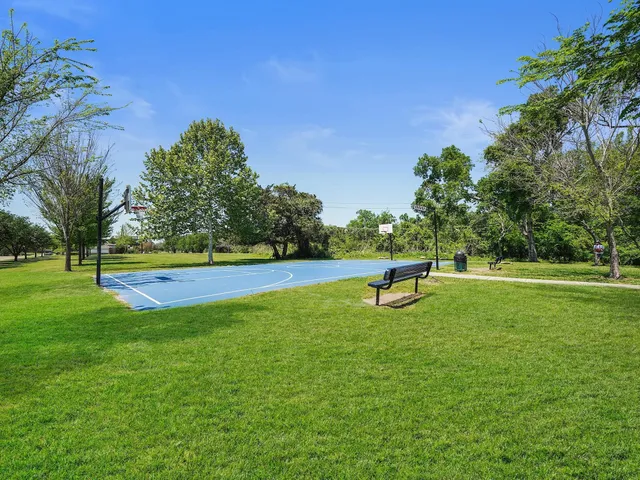 $425,000 | 910 Enclave Parkway, Houston, TX 77077