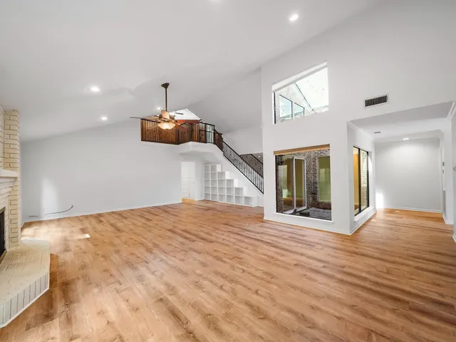 $425,000 | 910 Enclave Parkway, Houston, TX 77077