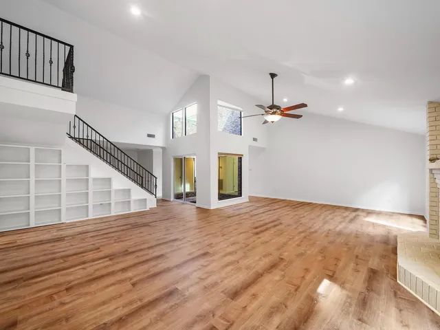 $425,000 | 910 Enclave Parkway, Houston, TX 77077