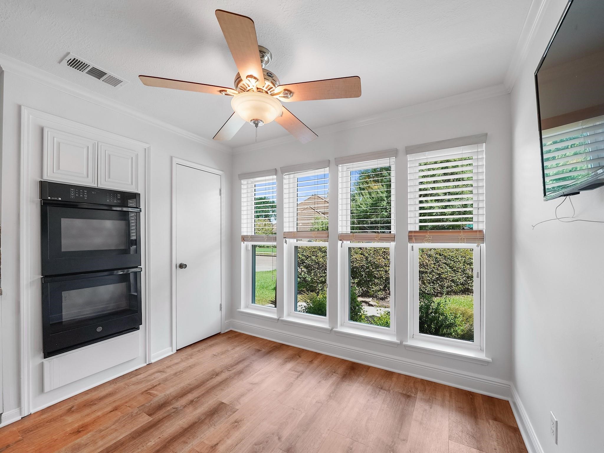910 Enclave Parkway Houston, TX 77077 - Photo 9 of 42 Sunny breakfast area for casual meals. Do you like to cook? Note, there are 2 ovens.
