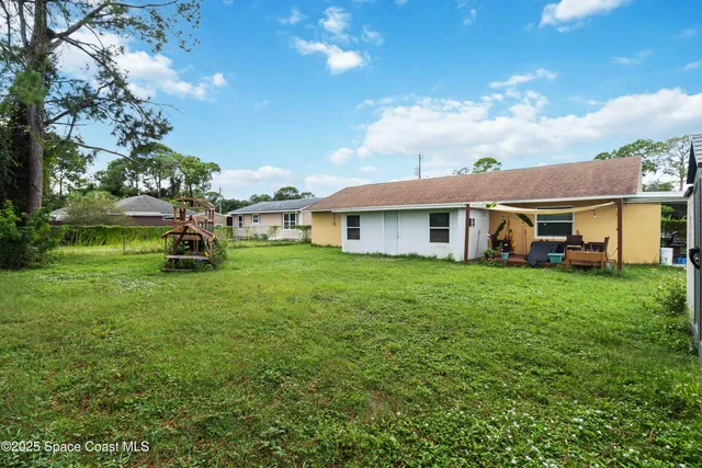 a view of a house with a backyard