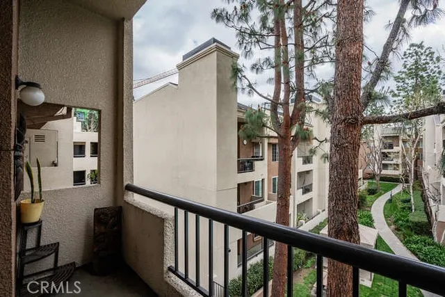 $584,999 | 21400 Burbank Boulevard, Unit 313, Woodland Hills, CA 91367