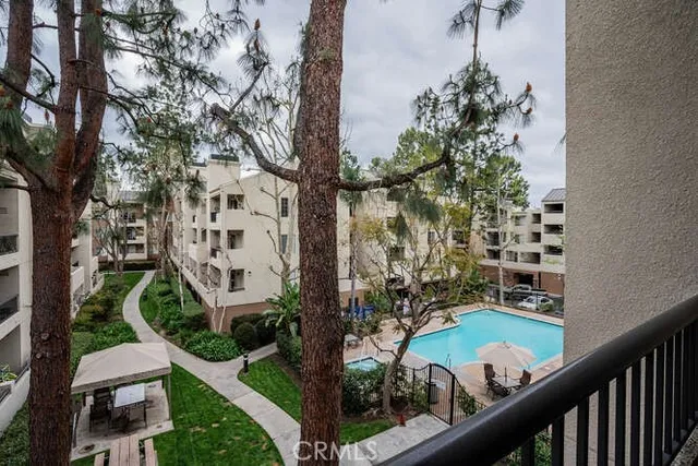 $584,999 | 21400 Burbank Boulevard, Unit 313, Woodland Hills, CA 91367