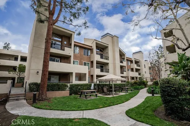 $584,999 | 21400 Burbank Boulevard, Unit 313, Woodland Hills, CA 91367
