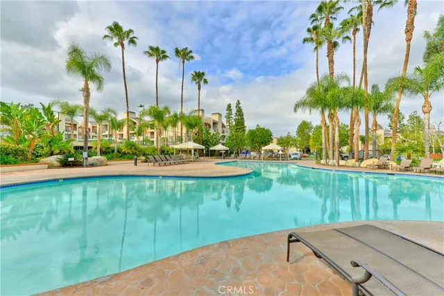 $584,999 | 21400 Burbank Boulevard, Unit 313, Woodland Hills, CA 91367
