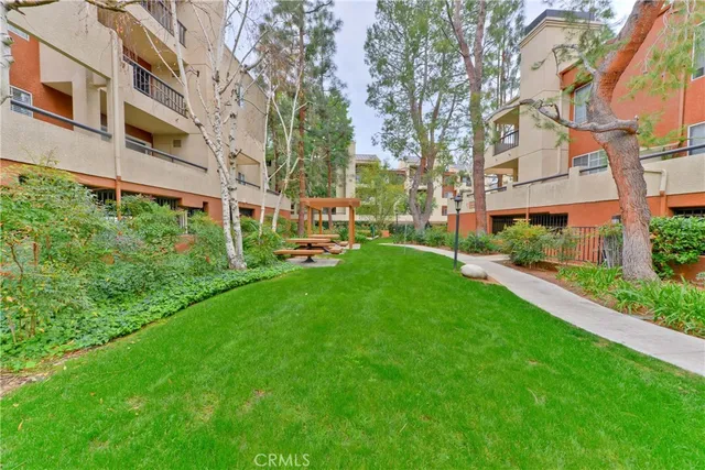 $584,999 | 21400 Burbank Boulevard, Unit 313, Woodland Hills, CA 91367