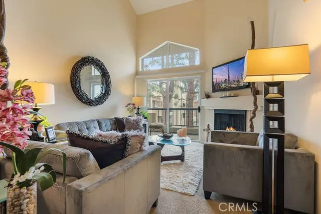 $584,999 | 21400 Burbank Boulevard, Unit 313, Woodland Hills, CA 91367