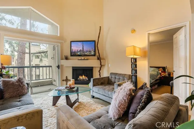 $584,999 | 21400 Burbank Boulevard, Unit 313, Woodland Hills, CA 91367