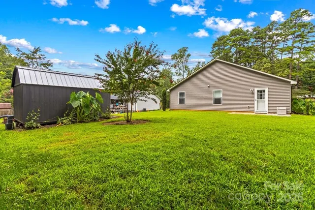 a view of a house with backyard and garden