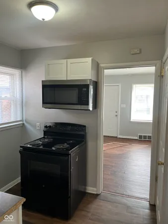 $875 | 628 North Oxford Street, Indianapolis, IN 46201