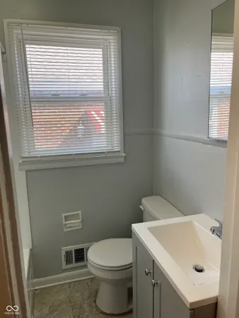 $875 | 628 North Oxford Street, Indianapolis, IN 46201