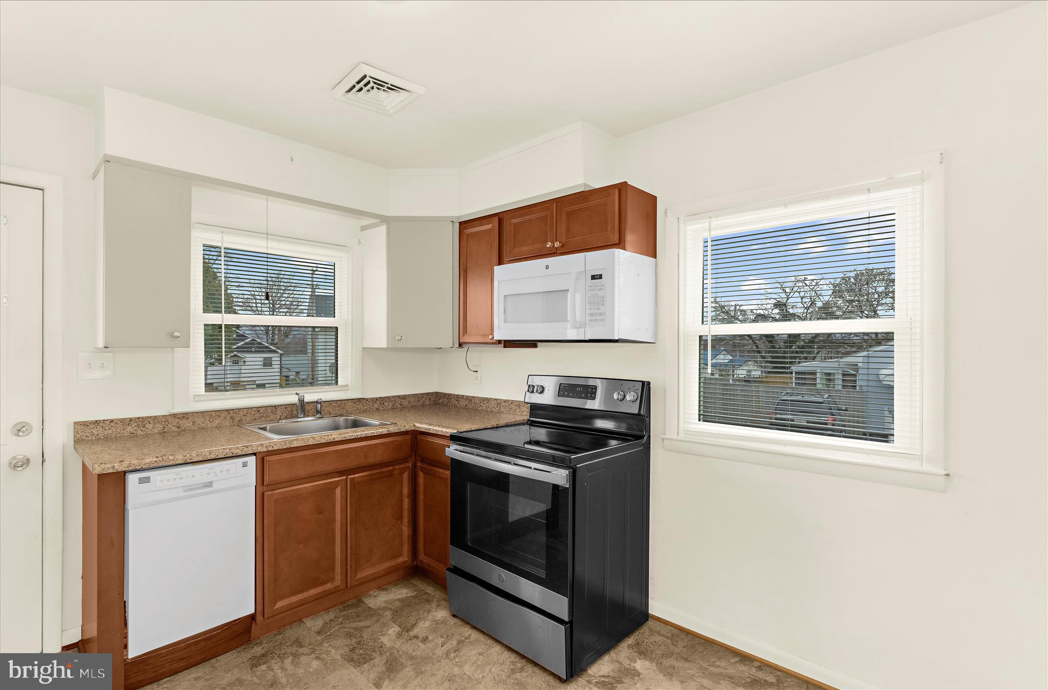 8229 Fort Smallwood Road Baltimore, MD 21226 - Photo 8 of 75 Gallery Image 8