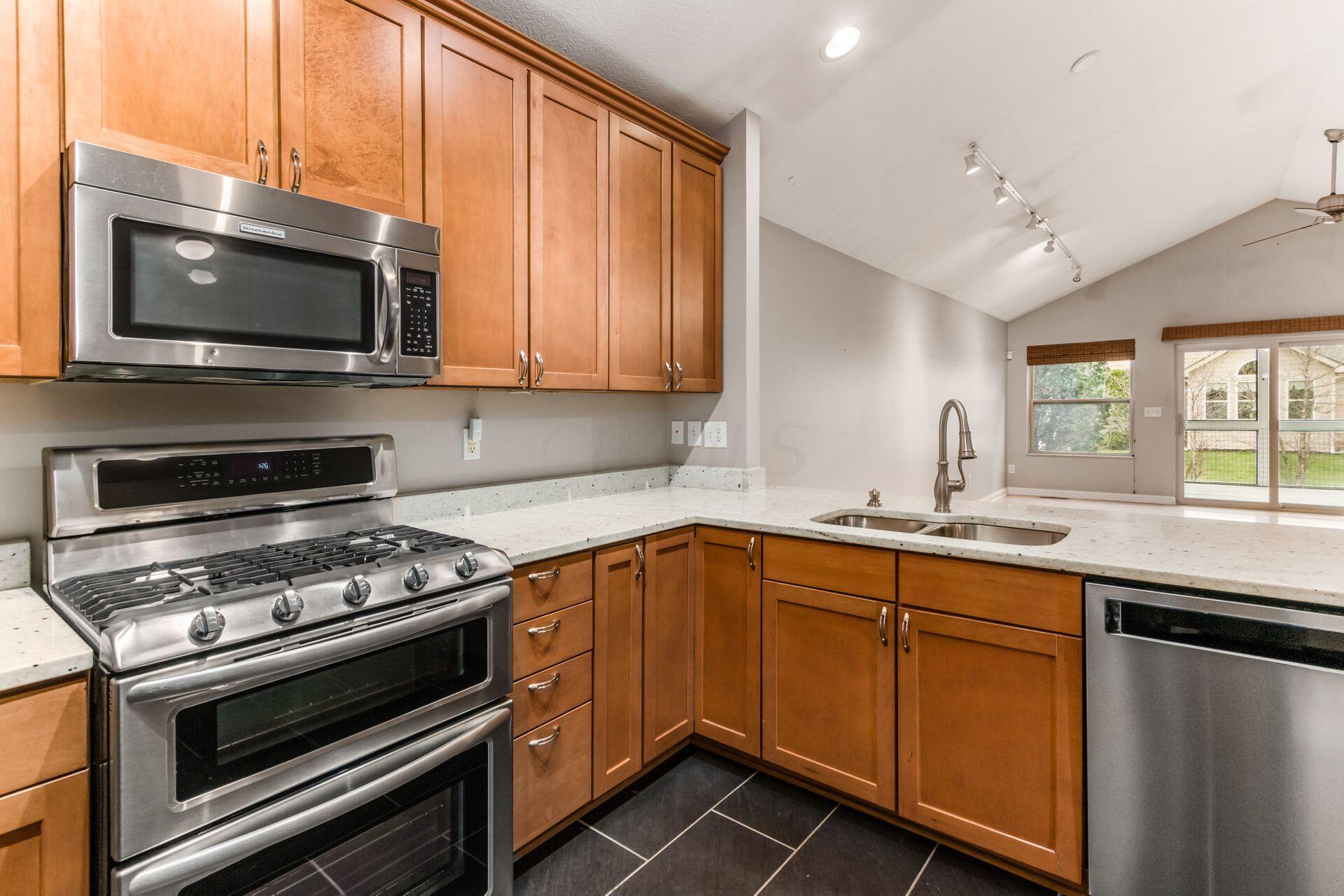 4896 Rays Circle Dublin, OH 43016 - Photo 8 of 45 Stainless Steel appliances