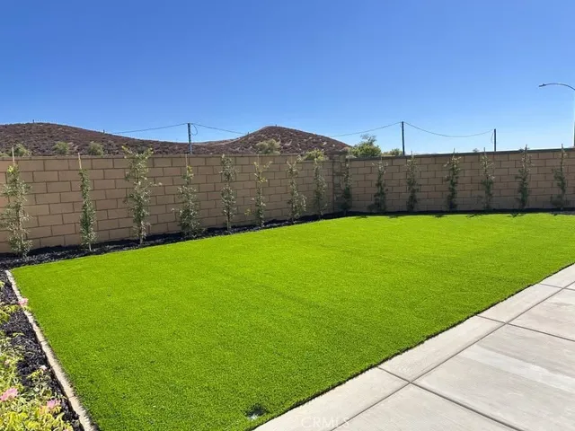 a view of a back yard