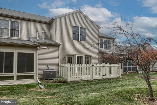 a view of front of a house with a yard