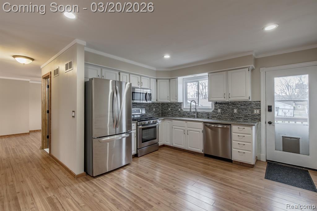 7691 Bridge Road Waterford, MI 48329 - Photo 6 of 40 Gallery Image 6