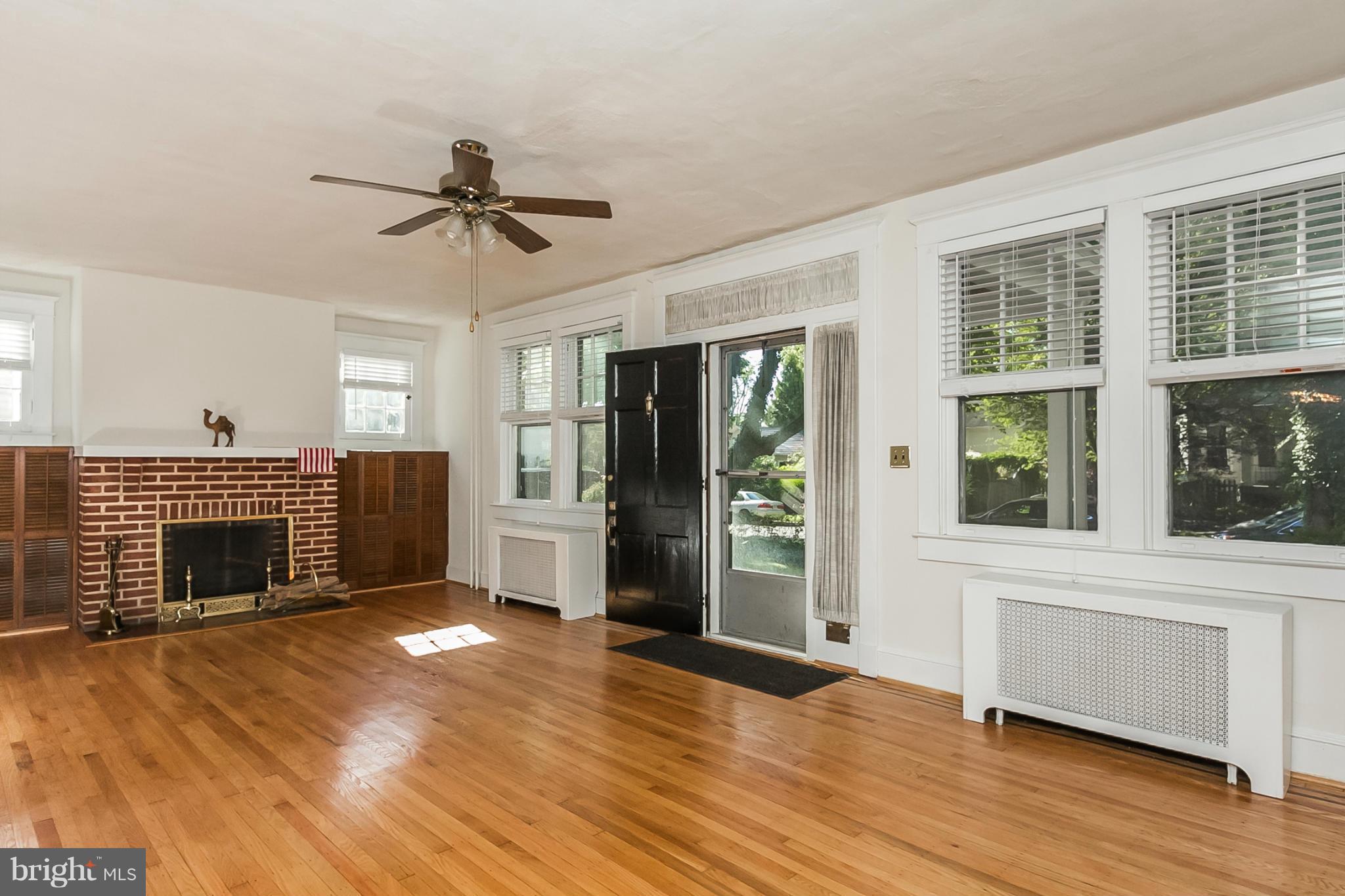 2502 Ken Oak Road Baltimore, MD 21209 - Photo 2 of 27 Living Room